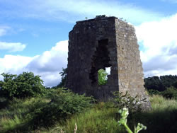 Pronounced "Tringan" this now-ruined castle was partly built in the 15th century. The earliest reference to it dates from 1438 when £14 Scots was paid in tax to support the royal household. A Charter dated 26th April 1467 was awarded to Thomas Boyd, Earl of Arran for the lands of "Trarinzeane". Thomas`s wife Mary was the sister of King James III.  The lands later became the property of the Crawfuirds of Leifnoreis and for a time was known as Crawfuirdstone. In 1563 they resigned the lordship to Sir Matthew Campbell of Loudoun who signed the Protestant Bond of Union in 1559. The lands were bought by Lord Dumfries in 1696. The Castle was excavated in the 1890s by the 3rd Lord Bute. The tower, which has walls ten feet thick, is the oldest part. Lesser wings have stood to the north and west of it, creating a courtyard. The Castle was partly surrounded by a moat, with steep embankments on other sides. tower